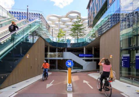fiets weg onder gebouw