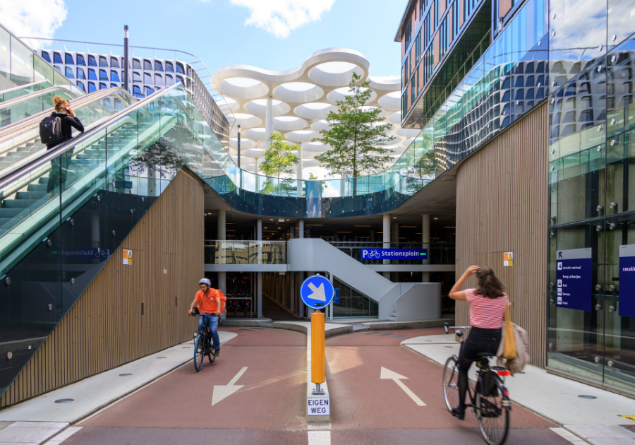 fiets weg onder gebouw