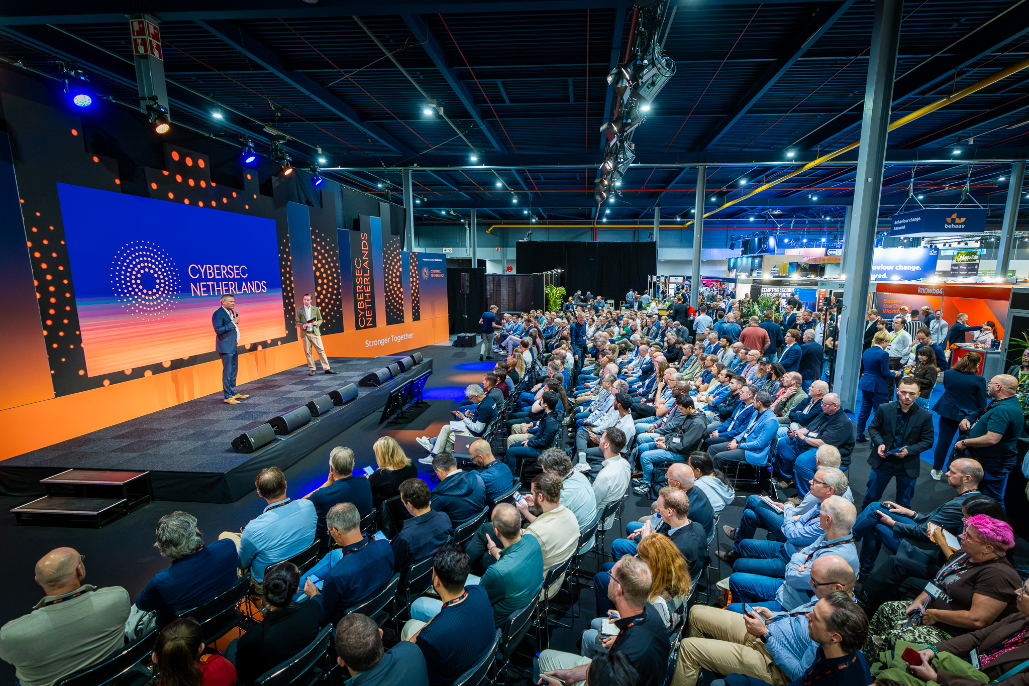 mensen in de zaal voor podium