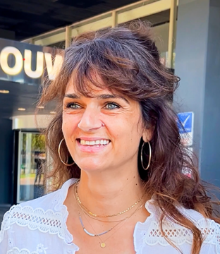 vrouw donker haar witte blouse