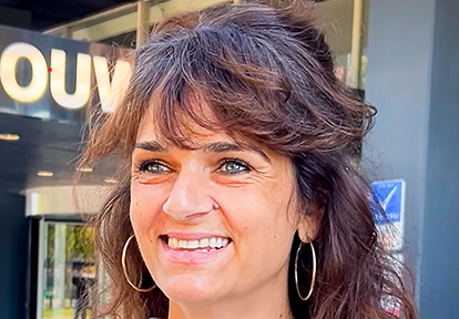 vrouw donker haar witte blouse
