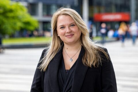 vrouw met blonde haren op plein