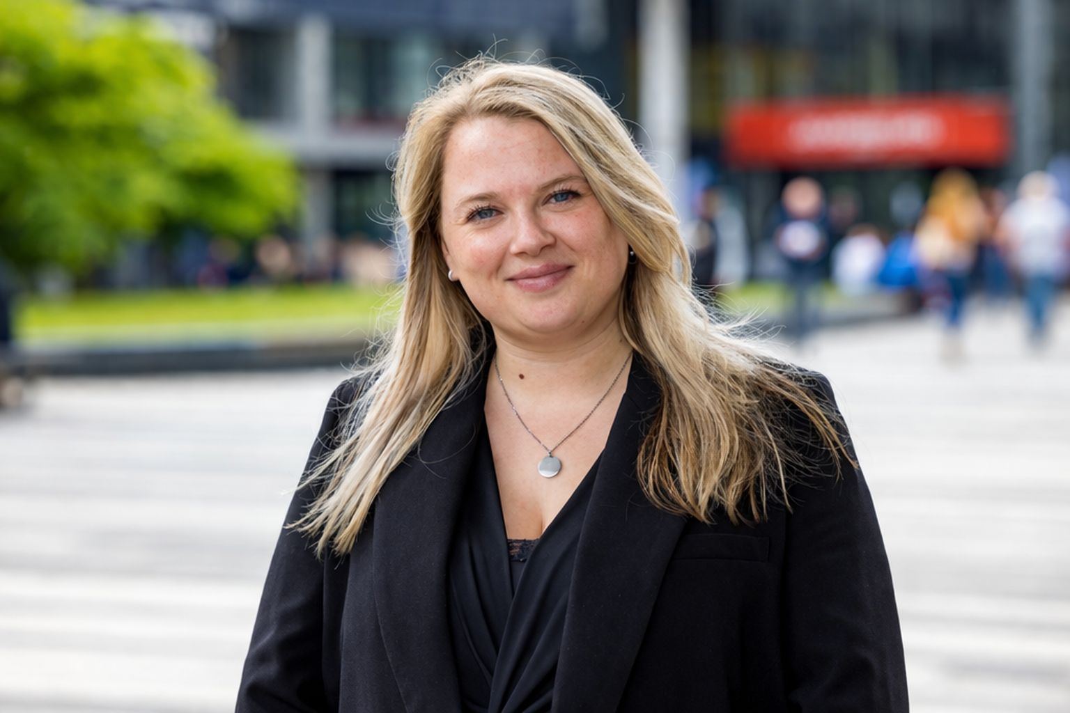 vrouw met blonde haren op plein