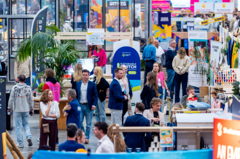 mensen op beurs staand