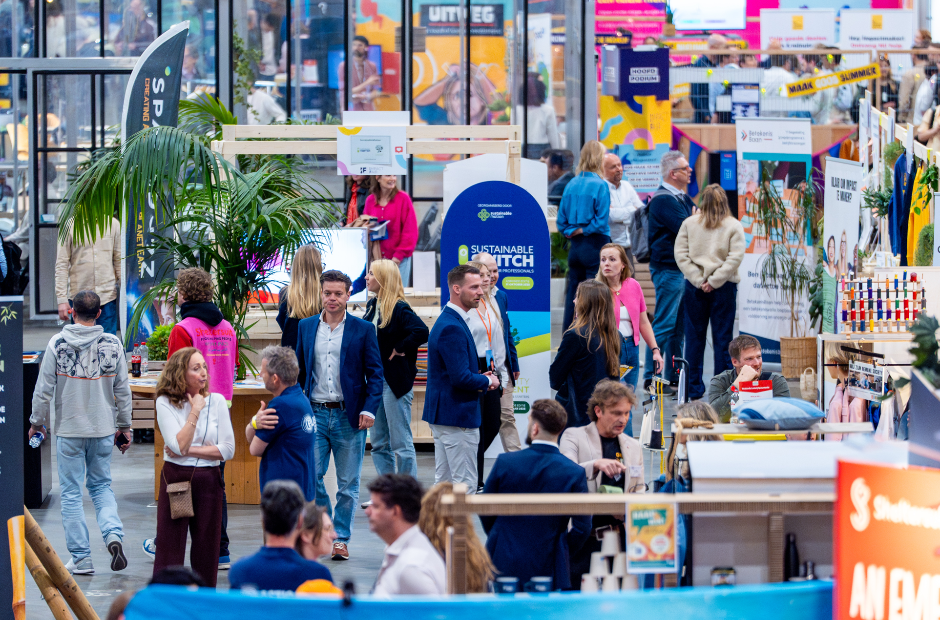 mensen op beurs staand